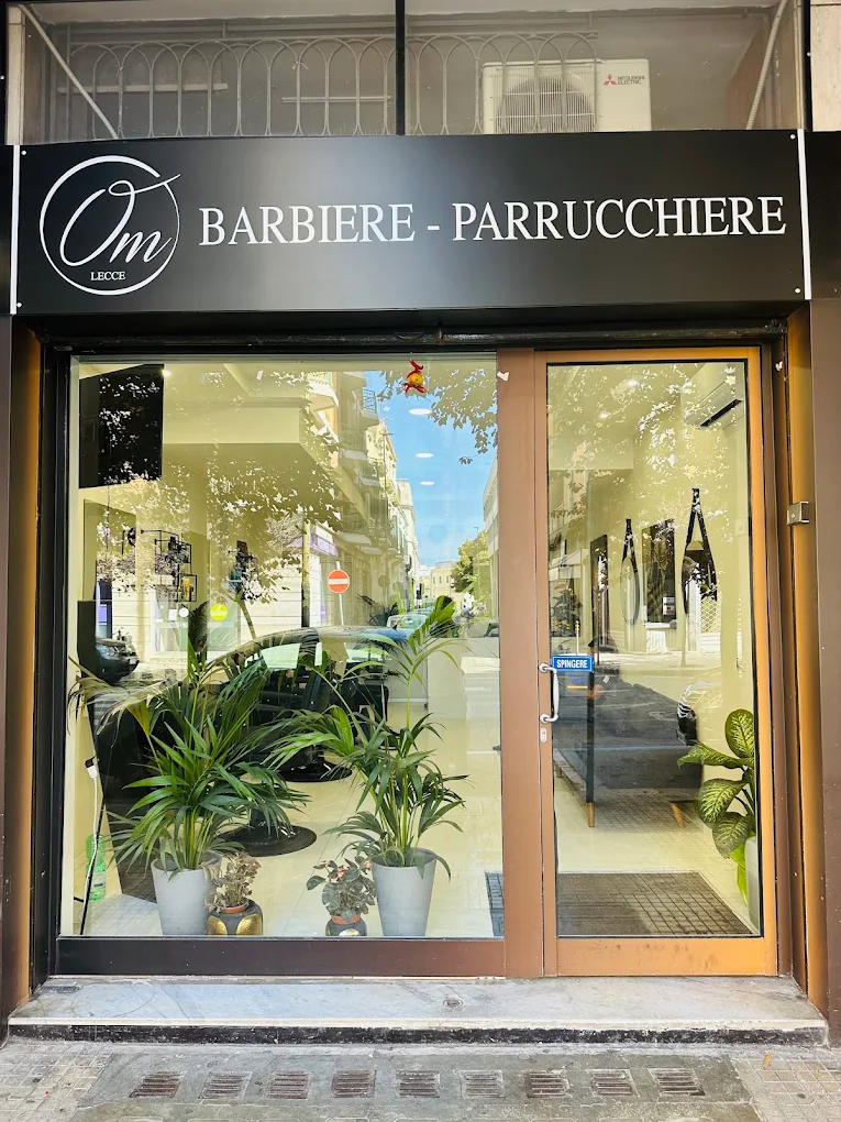 Vetrina di Om Parrucchiere Barbiere in Via Imperatore Adriano, 15 a Lecce